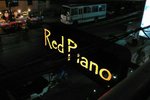 酒吧街的Red Piano