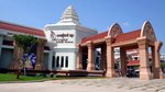 Angkor National Museum, 外表很美. 原來入場費要US$12, 我們當然沒有入場啦! 在外面影相算了!