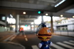 巨無霸警長亦追到大阪, 正在等機場巴士到下榻之酒店