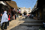 El-Wad is like the main street in the quarter, there are lots of shops and stalls on each side. At the end is the Damascus Gate