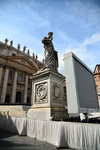 Two 5.5 m statues stand in front of the Basilica, this is Saint Peter.