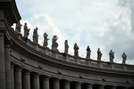 The colonnades have 284 columns, 88 pilasters, and 140 statues