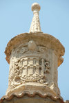 Top of the Carcel Real (Royal Jailhouse), notice they use aqueduct as part of their crest