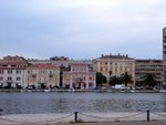 Zadar 海岸線很低, 與房屋非常接近