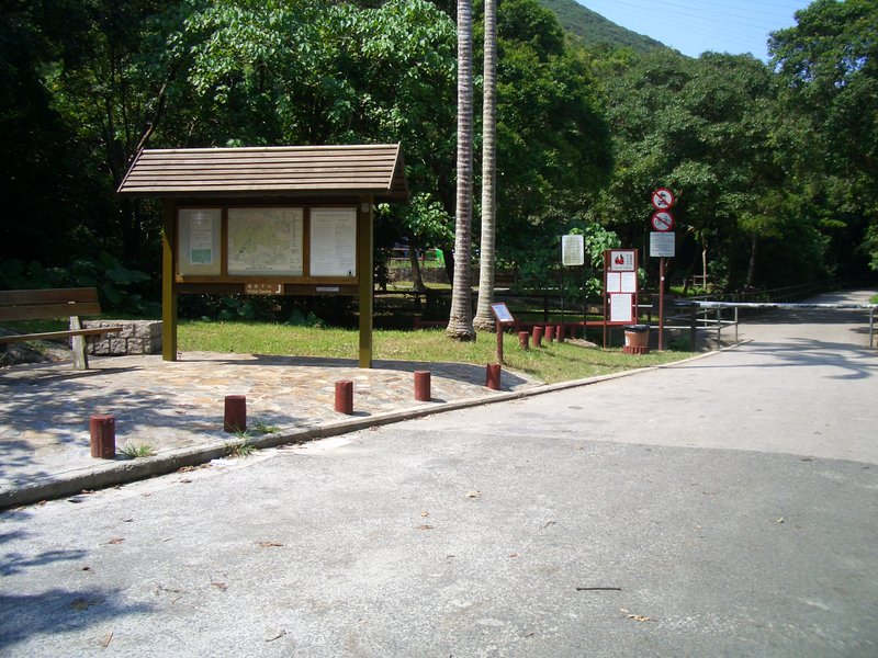 香港仔郊野公園入口的告示版及地圖128