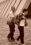 公公即刻幫婆婆著好件外套,真係...感動