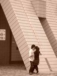 所以男小情人用力逗女小情人開心