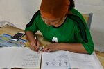 新疆女孩練習寫漢字「媽媽的眼睛很漂亮」DSC_0061