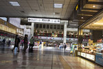台北車站地面一層，最中間呈正方形的是中央大堂，往上是中空的，天花是透光的玻璃，充分利用自然光。中心大堂外是各類的商店，一樓是各類食店。
_MG_1607