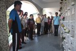 辛兆勤校長碑前先靜默，然後高唱運動會歌