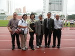 校友 , Wong Sir 和學校管理層都笑了