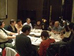 梁勝棋和吳玉儀(背向鏡頭)在做小動作.....