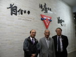 袁海發(毅78)方鏡熹老師 李少鶴(忠68)在學校的 reception 前留影