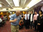 林 Sir 透過他的手勢，將樂曲的各種元素傳達給班開籠雀企定定集中唱歌 , amazing !