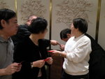 梁勝棋(謙71)恭敬接利是