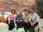 長子梁醫生要當班，今趟未能出席