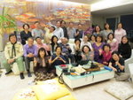 右排左起(企):鄭志剛(奮73)夫人鄭志剛版梁胡松添謙梁勝棋胡樹棠林亢文墓黄榮(謙71)鄧婉玲(基76)黃美莉(正75)莫柳枝(謙71)