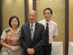 梁勝棋攜夫人與方公留影