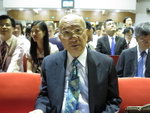 方老師關心學校,愛護後學,受青中人敬重