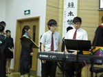 畢業學生上台領証書時,由學生演奏悅耳的Live Music