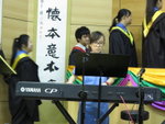 畢業學生上台領証書時,由學生演奏悅耳的Live Music