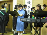 畢業學生上台領証書時,由學生演奏悅耳的Live Music