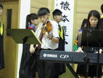 畢業學生上台領証書時,由學生演奏悅耳的Live Music