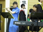 畢業學生上台領証書時,由學生演奏悅耳的Live Music