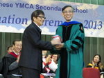 王曦老師德高望重 , 校監羅維安致送紀念品