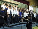 只要站在台上，王曦老師不需要動，都能夠完全帶預全體 singers !