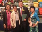 左起 : 王曦老師伉儷 唐少偉 (忠68) 何小馨 (奮 73)