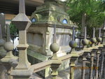 烈士楊衢雲的無字碑，高和爾之墓，藍標記及直角尺圓規代表他是共濟會會員。
