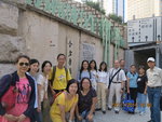 跑馬地天主教聖彌額爾墳場前留影