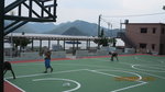 島上雖然只有不多於四十常住人口，但居民住上幾十年也不離棄，屋後的籃球場供島上八伙人用!