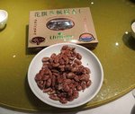 Miss Lo 送給我們天神開party 的金沙朱古力 , 又送給我們加拿大楓葉syrup 杏仁分享