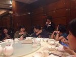 到達酒樓，點菜忙、傾訴忙、篤機忙！