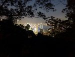 雖然香江高廈如峰立，但維港夜色璀燦，燈火通明，也是特色