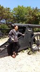 當年戰爭的槍炮彈痕、侵略者建造的碑塔樓宇連同那抵禦外敵的軍港、堡壘一起靜靜的穿越時光，接受今人的追思。