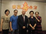 左起:剛(1979)張挹凡伉儷、方公、師母、剛(1979)彭秀容