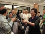 師母敬曾經inpected 她上課的教育官袁海發(毅1978)一杯
