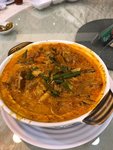 咖喱魚頭煲香料濃烈，泛着叻沙、咖喱、胡椒等南洋美食香料的强烈氣味
