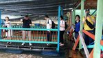 中途上漁排餵魚去