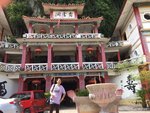 其山勢巍峨，高達600餘尺，是一個長122米左右的石灰岩溶洞。