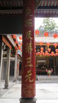四周掛滿名人對聯，相較當地其他廟宇看來，仍保留濃厚的中國文化氣息