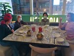 限聚令下，7人飯檯中間隔開膠板，其實是取巧的