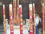 另外，龍母廟又設龍床，聞說善信除可透過撫摸此床以得好運外，又可根據從床上摸到的物件推測運程。 