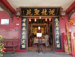 龍母之說始於秦漢，屬兩廣聞名的水神，龍母廟於 1971 年間建於現今的坪洲東灣。  坪洲龍母廟環山抱水，而且廟內金碧輝煌，並設「龍恩浩蕩千秋耀，母德巍峨萬載昭」的金字牌匾，甚具氣勢。