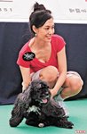 朱茵顧住「烏」低身同提子玩，唔記得保護胸口