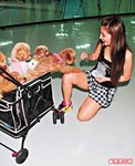 Selina偷空在綵排時逗弄愛犬