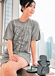 Kitty嬰兒車　不老傳說-除嬰兒用品外，成人版的 35周年產品以黑、灰色為主，一改 Kitty鮮色形象，令人耳目一新